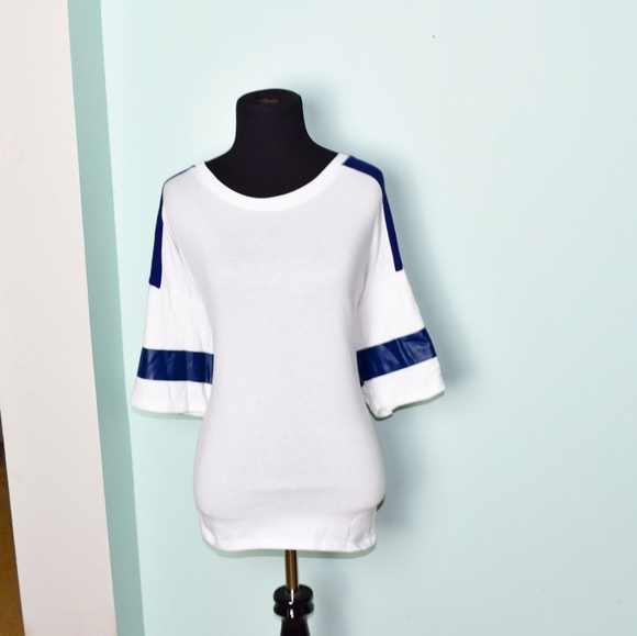 Tops - Adorable White and Blue Striped Top